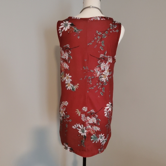 High-Low Sleevess Flowy Top - Picture 5 of 8